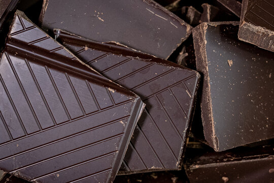 Gros plan textur&eacute; de morceaux de chocolat noir artisanal