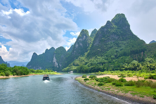 li river cruise in guilin, china