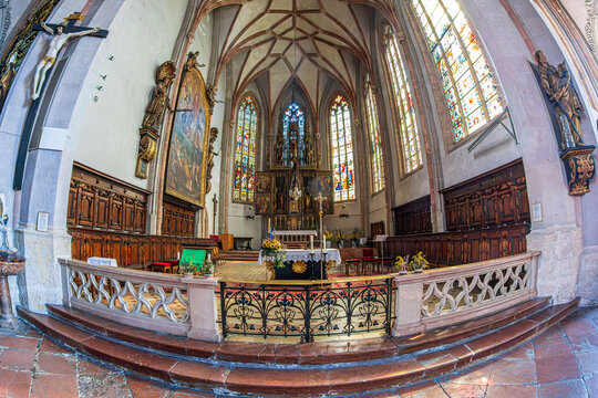 BRAUNAU AM INN, AUSTRIA - AUGUST 26, 2025: Baroque interior of St Stephen's Church, (Stadtpfarrkirche St. Stephan). Gothic church from the 15th century, was built from 1439 to 1466, with a 87 m tower.