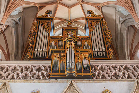 BRAUNAU AM INN, AUSTRIA - AUGUST 26, 2025: Baroque interior of St Stephen's Church, (Stadtpfarrkirche St. Stephan). Gothic church from the 15th century, was built from 1439 to 1466, with a 87 m tower.