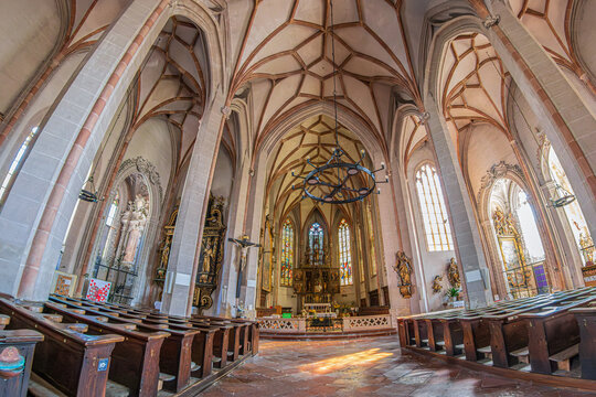 BRAUNAU AM INN, AUSTRIA - AUGUST 26, 2025: Baroque interior of St Stephen's Church, (Stadtpfarrkirche St. Stephan). Gothic church from the 15th century, was built from 1439 to 1466, with a 87 m tower.