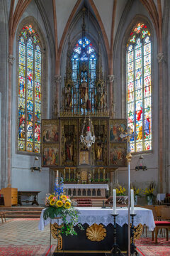 BRAUNAU AM INN, AUSTRIA - AUGUST 26, 2025: Baroque interior of St Stephen's Church, (Stadtpfarrkirche St. Stephan). Gothic church from the 15th century, was built from 1439 to 1466, with a 87 m tower.