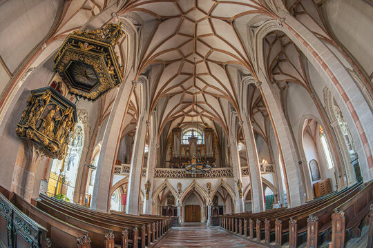BRAUNAU AM INN, AUSTRIA - AUGUST 26, 2025: Baroque interior of St Stephen's Church, (Stadtpfarrkirche St. Stephan). Gothic church from the 15th century, was built from 1439 to 1466, with a 87 m tower.