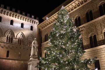 Obraz premium Christmas tree at Piazza Salimbeni in Siena Italy