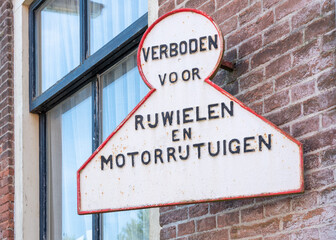 Naklejka premium Historical sign prohibited to park bicycles and motor vehicles Puttershoek, Zuidh-Holland |\ verboden rijwielen en motorvoertuigen te plaatsen
