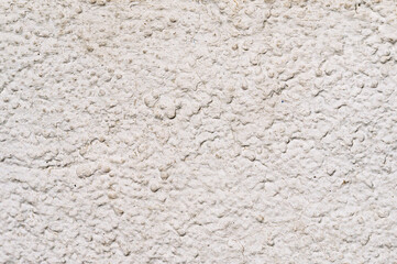 Texture de cr&eacute;pi blanc cass&eacute; sur un mur ext&eacute;rieur, gros plan.
