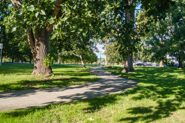 Obraz premium Camden, NSW, Australia – February 16, 2026: historic town street scene with local shops and cafes, small-town architecture and roadside daily life in Camden, New South Wales editorial image