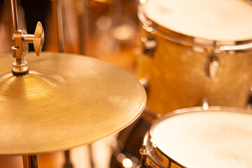 Fototapeta premium drummer en mrimer plano con espacio para texto