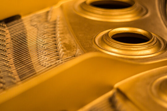 cuerdas de piano con espacio para texto