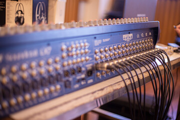 consola de sonido desde atras con cables con espacio para texto