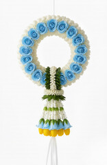 Obraz premium Fragrant Garland: A detailed close-up of a delicate floral garland, showcasing an array of vibrant blooms with intricate craftsmanship, a symbol of beauty and tradition.