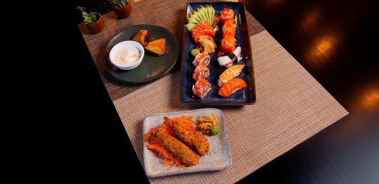 sushi delicioso, linda foto de sushi com variedades, salm&atilde;o delicioso, sobremesa com sushi, pratos lindos camar&atilde;o empanado (Delicious sushi, beautiful photo of sushi with various options, delicious)