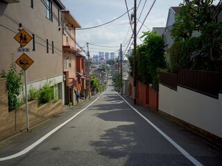 東京の住宅街の急な坂道と遠景の高層ビル群のパノラマ © 良司 小谷
