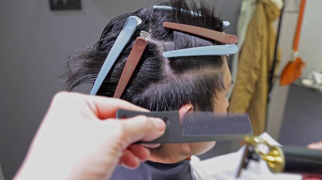 日本の理容師によるバリカンを使った刈り上げ