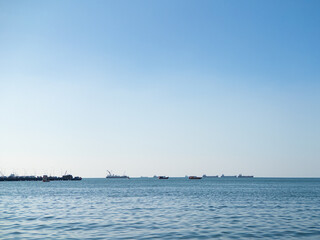 Obraz premium Peaceful sea view with distant vessels and expansive horizon