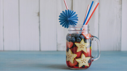 Naklejka premium Patriotic star shaped ice cubes in a mason jar