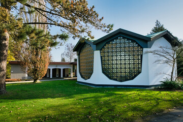 Schöne Kapelle mit vielen Glasbausteinen auf einem Friedhof in Ratingen © Blende8