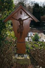 schönes Holzkreuz am Abend auf einem Friedhof in Ratingen © Blende8