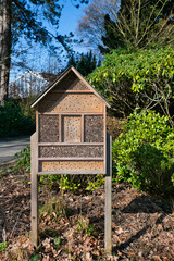 schönes Insektenhotel auf einem Friedhof in Ratingen © Blende8