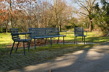 Stühle und eine Bank zur Erholung auf einem Friedhof in Ratingen © Blende8