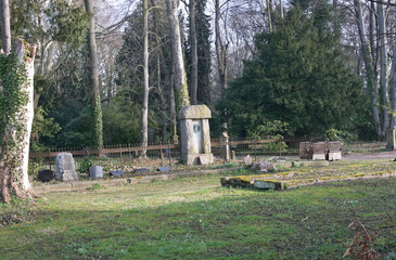 Große Familiengrabstätte mit einer Einfriedung aus Eisen auf einem Friedhof in Unna © Blende8