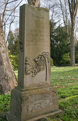 sehr alter schöner Grabstein mit frommem Wunsch für die Ruhe des Verstorbenen auf einem Friedhof in Unna © Blende8