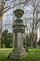 Grabsäule Stele mit Urne auf einem Friedhof in Unna © Blende8