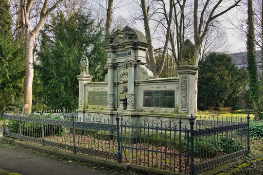 sehr gro&szlig;es sch&ouml;nes altes Familiengrab mit einer Einfriedung aus Eisen auf einem Friedhof in Unna