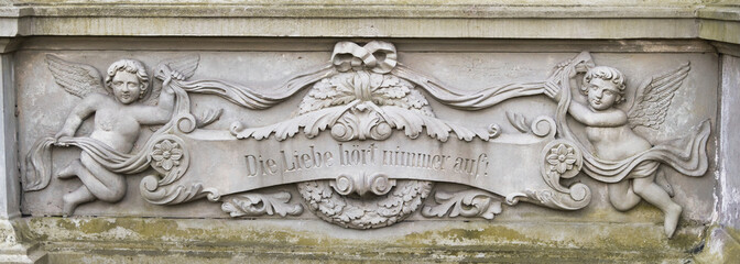 Schönes Spruchband zwischen zwei Engeln auf einem Friedhof in Unna © Blende8