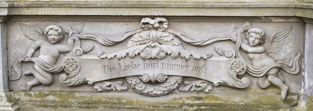 Sch&ouml;nes Spruchband zwischen zwei Engeln auf einem Friedhof in Unna
