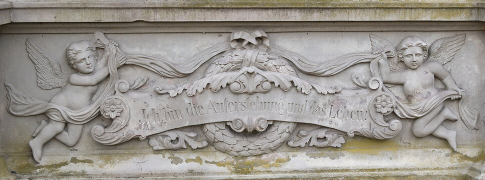 Sch&ouml;nes Spruchband zwischen zwei Engeln auf einem Friedhof in Unna