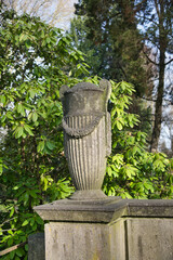 sehr gro0es Urnengefäß auf einem Grabstein auf einem Friedhof in Unna © Blende8