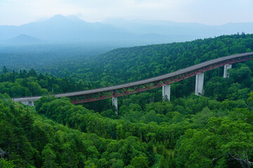 Obraz premium 北海道三国峠 松見大橋と大雪山の原生林に囲まれた山岳風景