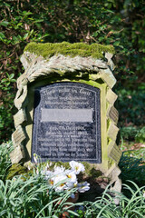 Sehr alter Grabstein eines Kindergrabes mit frommen Wünschen auf einem Friedhof in Unna © Blende8