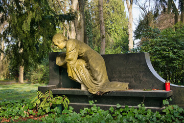 Eine Frau in tiefer Trauer auf einem Friedhof in Unna © Blende8