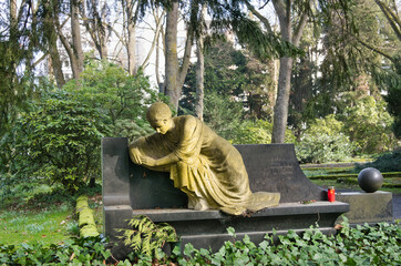  Frau in tiefer Trauer auf einem Friedhof in Unna © Blende8