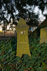 Reste einer Einfriedung aus Stein auf einem Friedhof in Unna