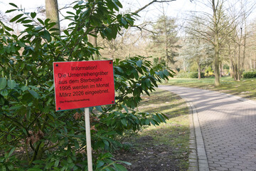 Hinweisschild in Rot  auf einem Friedhof in Unna © Blende8