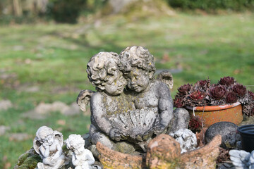 Sehr sch&ouml;nes Engelspaar  auf einem Friedhof in Unna