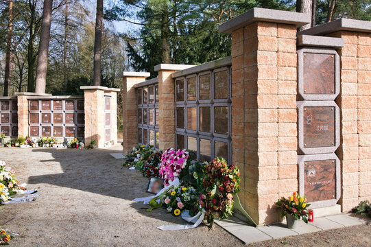 Kolumbarium gro&szlig;e Urnenwand mit viel Blumenschmuck  auf einem Friedhof in Unna