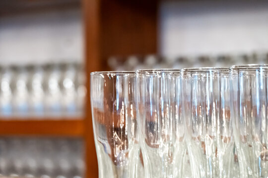 整然と並べられたグラス,
