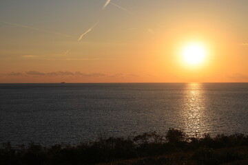 Obraz premium The sun falling into the sea