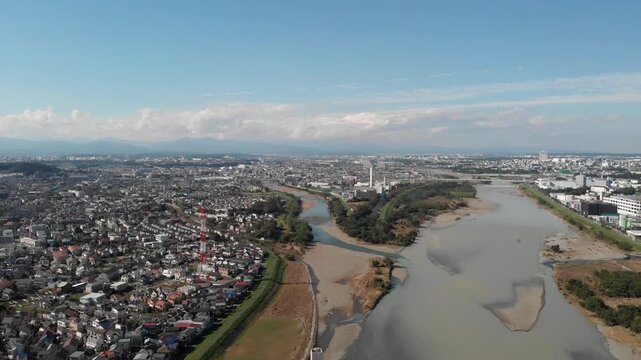 空撮 府中四谷橋の移動後受け俯瞰映像(吊りケーブル&rarr;大全景)