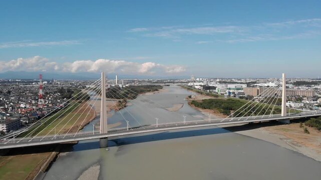 空撮 府中四谷橋の移動前受け俯瞰映像(全景&rarr;吊りケーブル&rarr;河川)