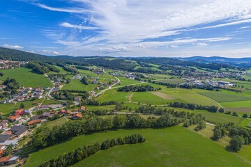 Obraz premium Ausblick auf den Erholungsort Grainet am Haidel im niederbayerischen Kreis Freyung-Grafenau von oben
