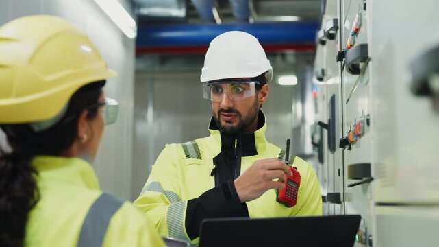 Supervisor-Level Review of Refrigeration Systems.Senior engineers evaluate compressor performance, control settings and energy use to inform maintenance planning.