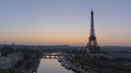 Obraz premium La Seine and the Eiffel tower at dawn