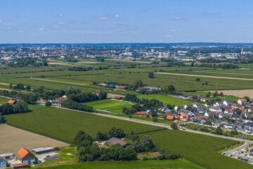 Fototapeta premium Ausblick auf das Lechtal und Augsburg vom Lechrain bei Stätzling aus gesehen