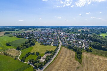 Ausblick auf Wulfertshausen, Stadtteil von Friedberg in Schwaben im Sommer