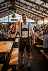 Obraz premium A man in traditional Bavarian attire holds up a glass of beer to the camera in a lively indoor beer hall.